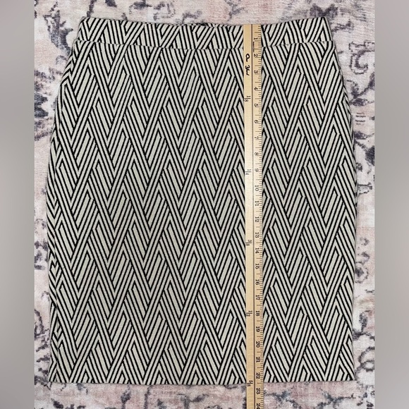 Banana Republic Zigzag Stretch Pencil Skirt Black and White Geometric Size 8 - Picture 2 of 7